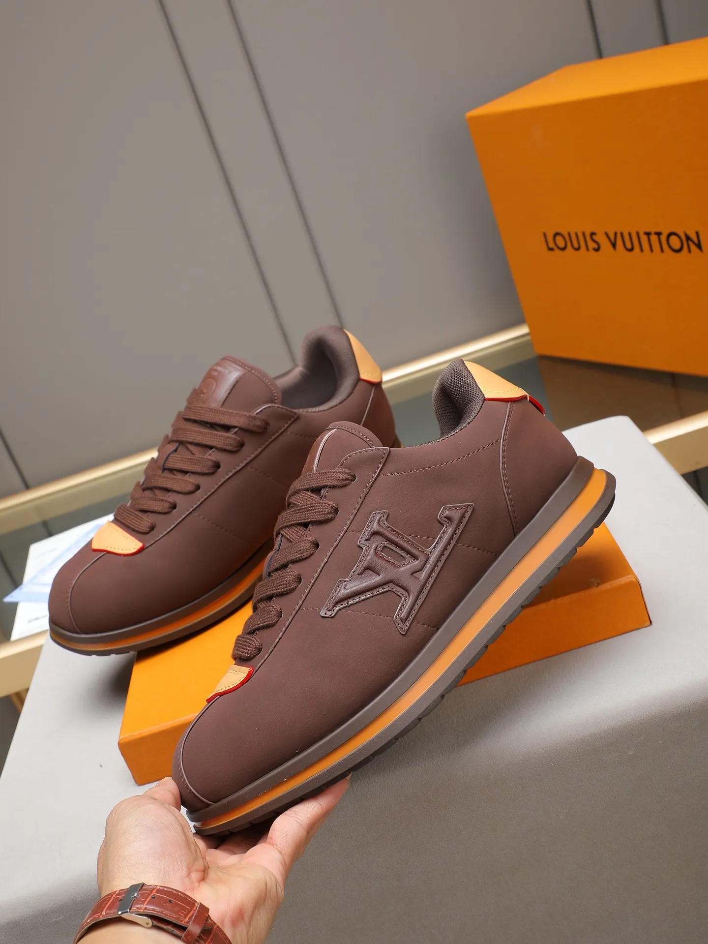 PP560 LV Louis Vuitton L Jialu Brand Runner Tatic Series Thick-soled Casual Sports Shoes Running Shoes Original purchase, development and production This LV Runner Tatic sports shoe combines technical materials such as mesh fabric and ribbons to interpret the inspiration of traditional mountaineering shoes. LV letters are written on one side, the lariat buckle of the quick lacing system is embellished with Monogram flowers and Louis Vuitton logos, and the light and wear-resistant rubber outsole completes the whole. ▪️Fabric: Original imported cowhide + mesh ▪️Inner lining: Original customized breathable mesh ▪️Sole: Original open-molded anti-slip rubber combination material ▪️Size: Men's 38-44 (customized for 45 and 46)
